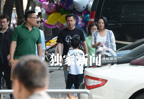 獨家直擊 王中磊攜妻兒溫馨出行，夫妻恩愛牽手，兒子活潑盡顯童真